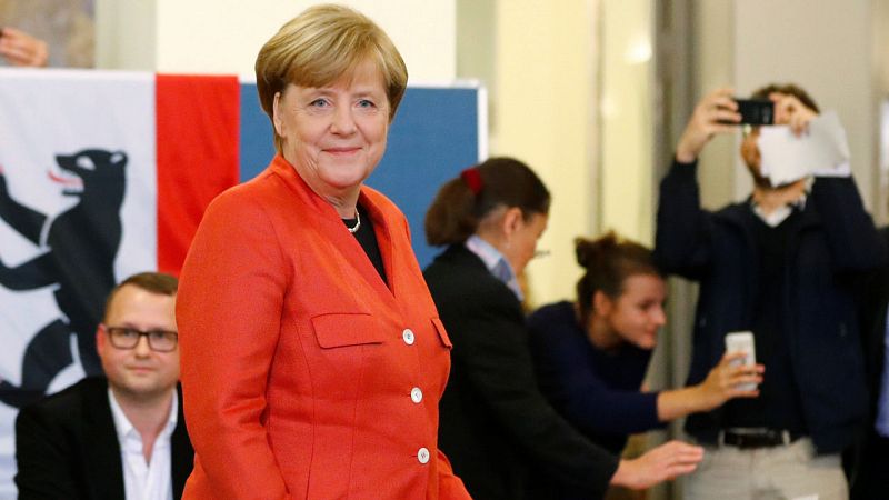 Angela Merkel deposita su voto en el comedor universitario de la Universidad Humboldt de Berlín.