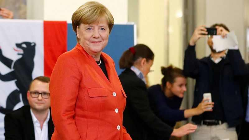 Angela Merkel deposita su voto en el comedor universitario de la Universidad Humboldt de Berlín.