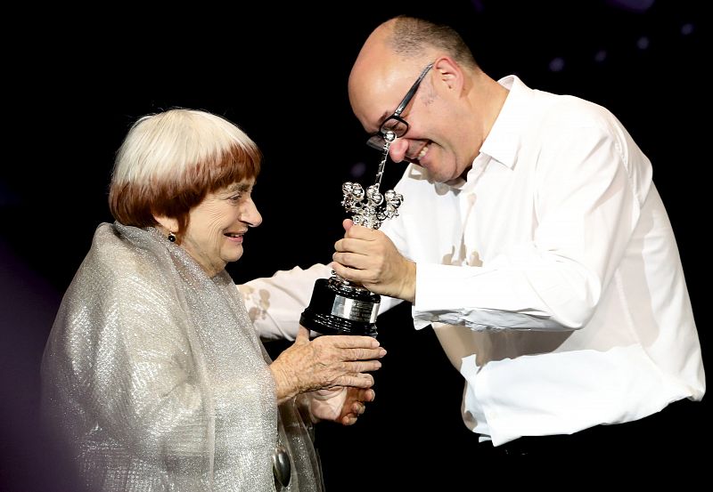 La directora belga Agnes Varda, pionera del cine feminista y superviviente de la Nouvelle Vague, recibe el Premio Donostia de manos del director del festival, Jose Luis Rebordinos