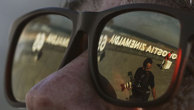 Un fotógrafo se prepara para un 'photocall' en la 65 edición del Festival Internacional de Cine San Sebastián