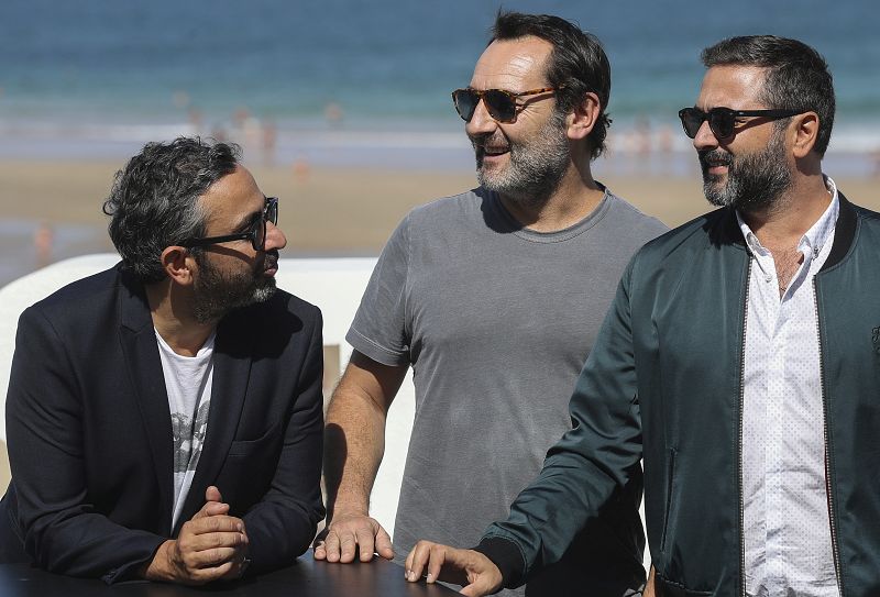 Los directores de 'Le sens de la Fete', Eric Toledano (a la derecha de la imagen) y Olivier Nakache (izquierda), y el actor Gilles Lellouche