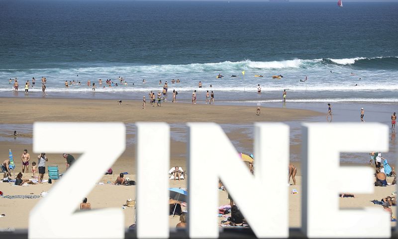 Vista de la playa de La Zurriola de San Sebastián, donde se ha podido disfrutar de una jornada veraniega