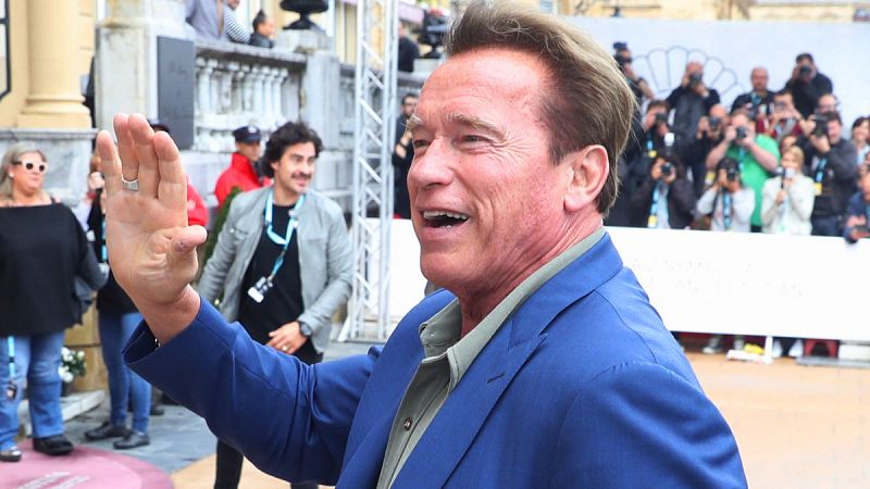 Arnold Schwarzenegger saluda a sus admiradores a su llegada al Festival Internacional de Cine de San Sebastián.