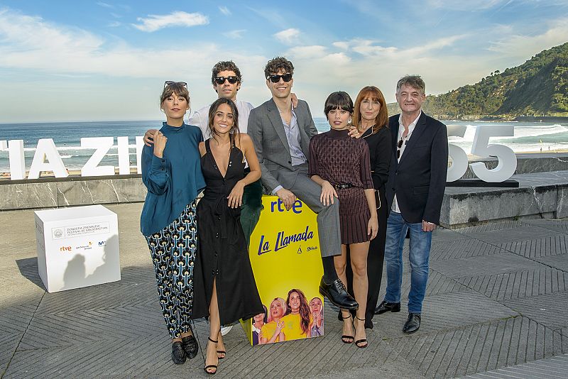 Javier Calvo y Javier Ambrossi con el equipo de 'La llamada' en San Sebastián
