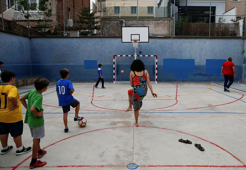 Patadas al balón para pasar el tiempo con los niños en las escuelas ocupadas