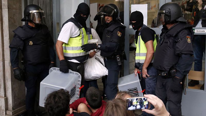 La Policía Nacional saca las urnas de un colegio en Barcelona
