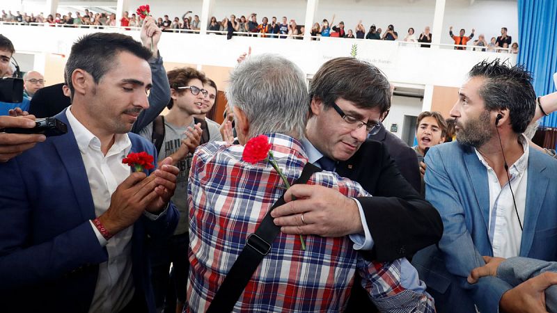 Un hombre abraza al president de la Generalitat en Sant Julia de Ramis