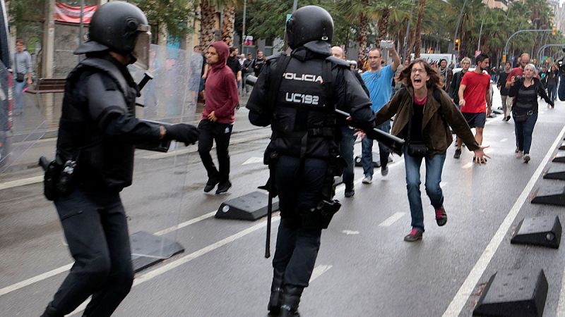 Una mujer grita ante la Policía delante de un colegio en Barcelona