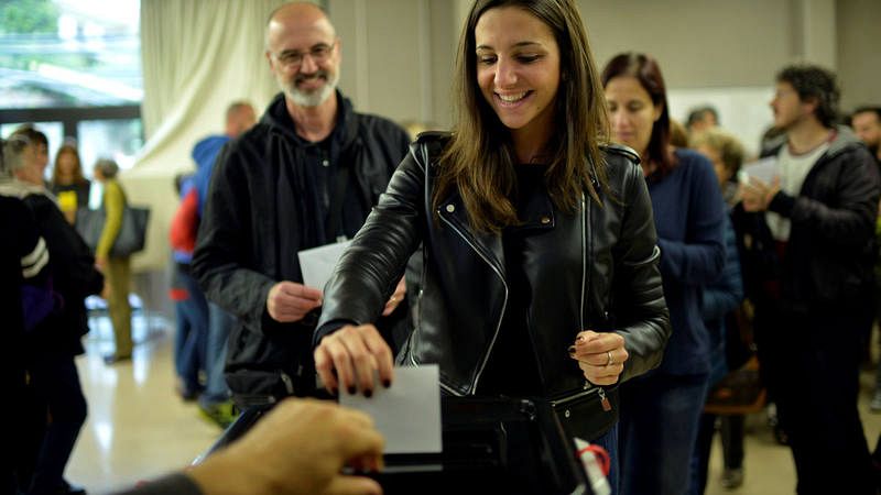 Una joven vota en un colegio electoral de Vic  en el 1-O