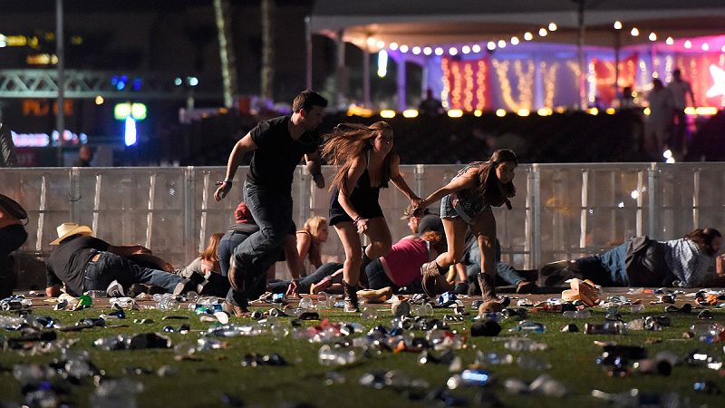 Unos jóvenes corren huyendo de los disparos en un concierto en Las Vegas