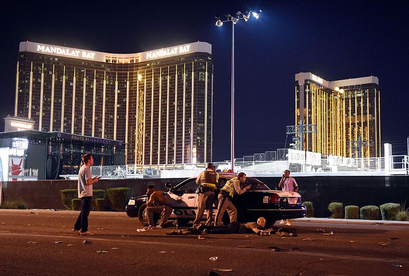 La policía trata de abatir al autor del tiroteo en un festival en el hotel Mandalay Bay de Las Vegas.