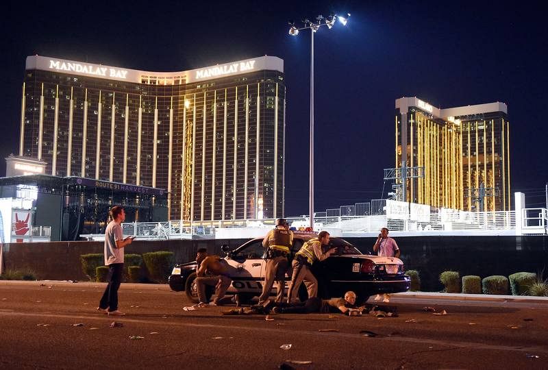 La policía trata de abatir al autor del tiroteo en un festival en el hotel Mandalay Bay de Las Vegas.