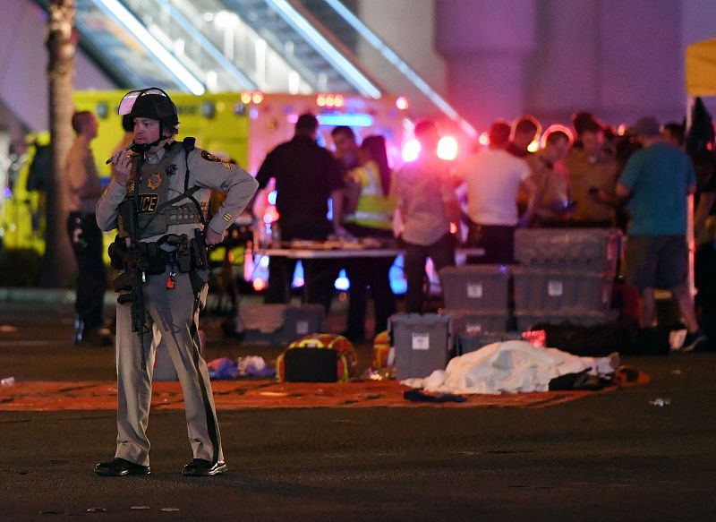 La policía de Las Vegas ha acordonado la zona, mientars son atendidos los heridos en el tiroteo.