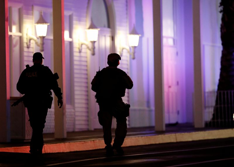 Dos policías, en plena búsqueda del tirador de Las Vegas.