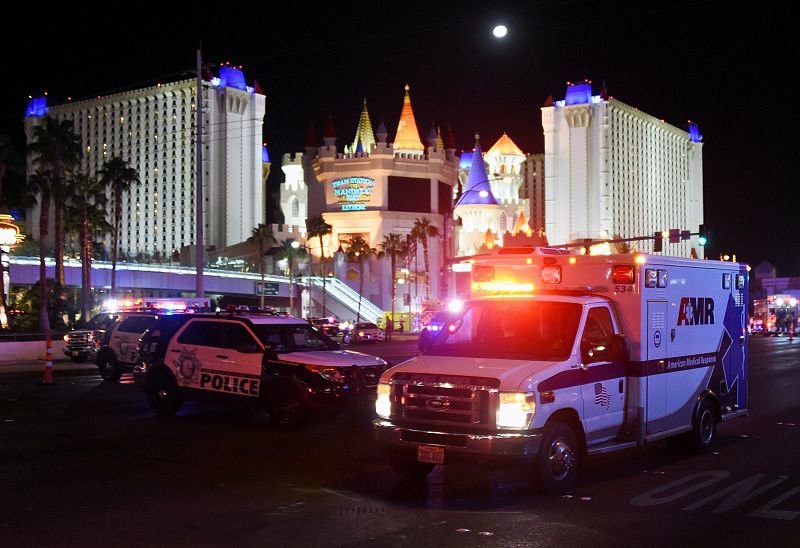 Los cuerpos de seguridad acordonaron la zona en busca del sospechoso del tiroteo en Las Vegas.