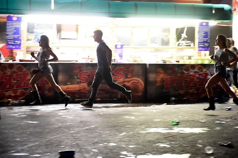 Dos personas huyen corriendo del lugar de los hechos.