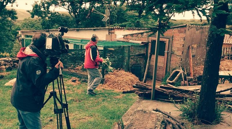 Pepe de Miro alimenta a sus gallinas