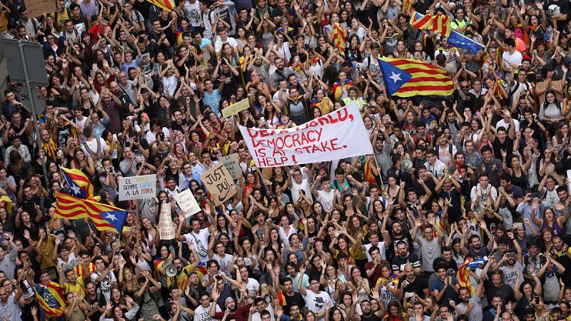 Manifestantes durante una protesta frente a una comisaría de la Policía Nacional, en Barcelona