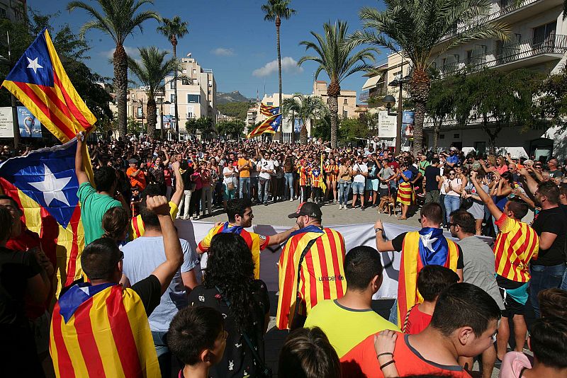 Concentración ante el pabellón firal de Sant Carles de la Ràpita en protesta por la actuación policial en la jornada del referéndum independentista del 1 de octubre