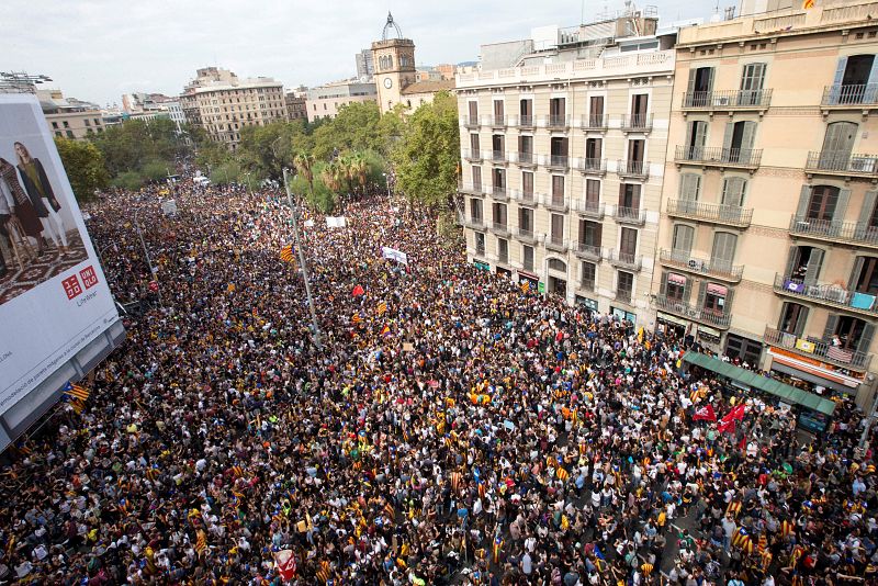 Miles de estudiantes se concentran en la Plaza de Cataluña de Barcelona para protestar por las cargas policiales en la jornada del referéndum independentista de 1-O