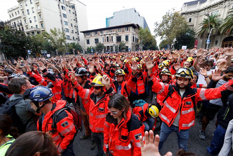 Un grupo de bomberos se manifiesta ante la delegación del Gobierno en Barcelona