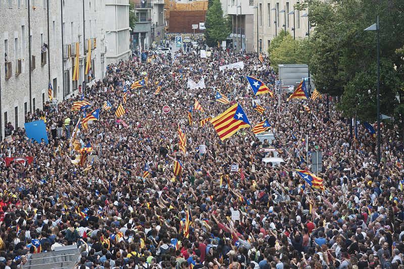 Miles de personas se concentran ante la delegación de la Generalitat en Girona