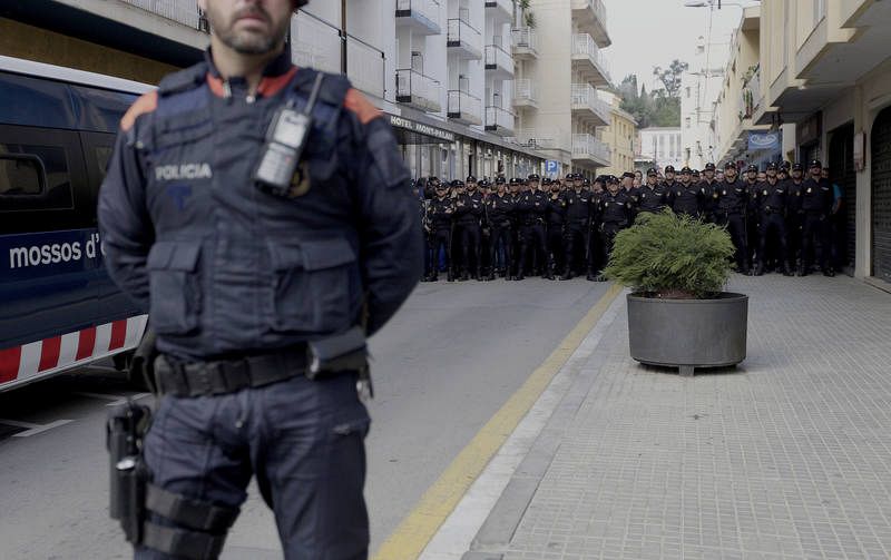 POLICIAS NACIONALES SE ENCARAN CON LA POBLACIÓN DE PINEDA QUE PROTESTA POR SU PRESENCIA