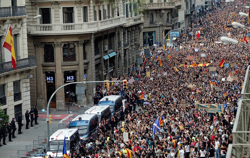 Cientos de personas se concentran ante la Jefatura Superior de la Policía Nacional en Barcelona