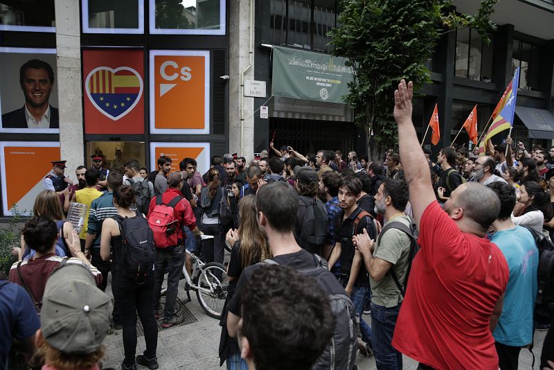 Arran la organización juvenil vinculada a la Cup se concentra ante la sede de Ciudadanos de Barcelona