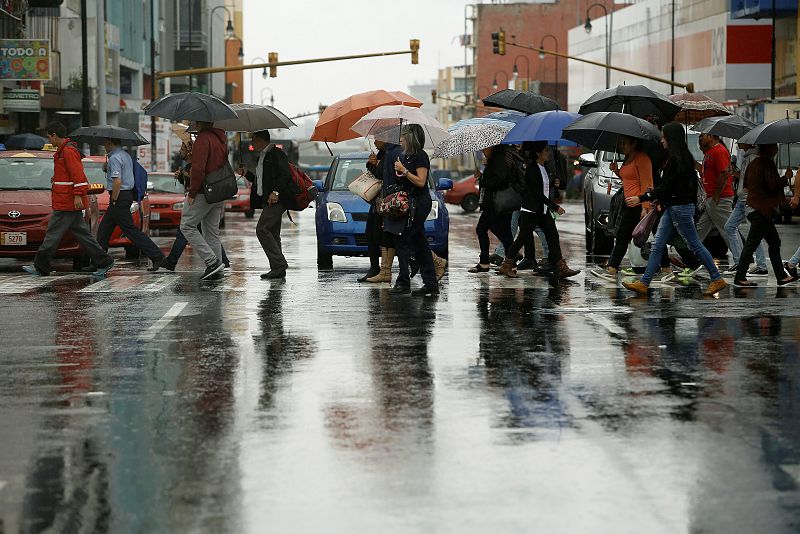 Viandantes con paraguas en el centro de la capital costarricense, San Jos&eacute;, durante las lluvias torrenciales provocadas por la tormenta tropical Nate.