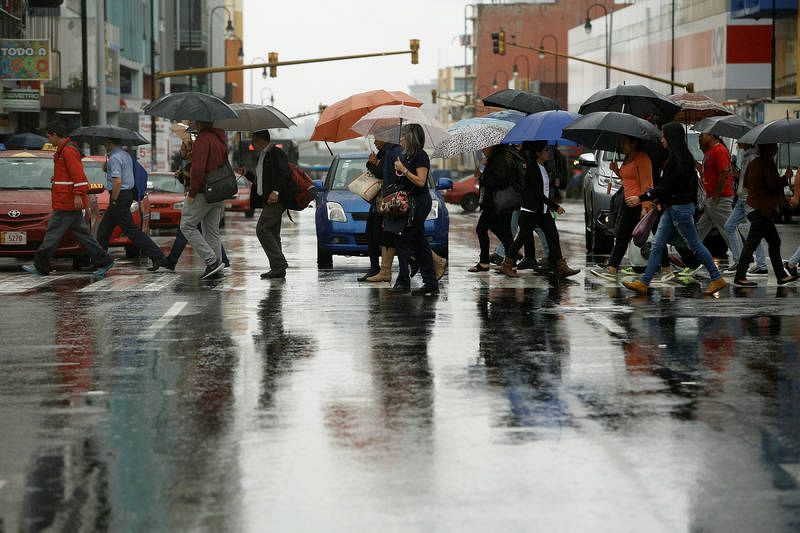 Viandantes con paraguas en el centro de la capital costarricense, San Jos&eacute;, durante las lluvias torrenciales provocadas por la tormenta tropical Nate.