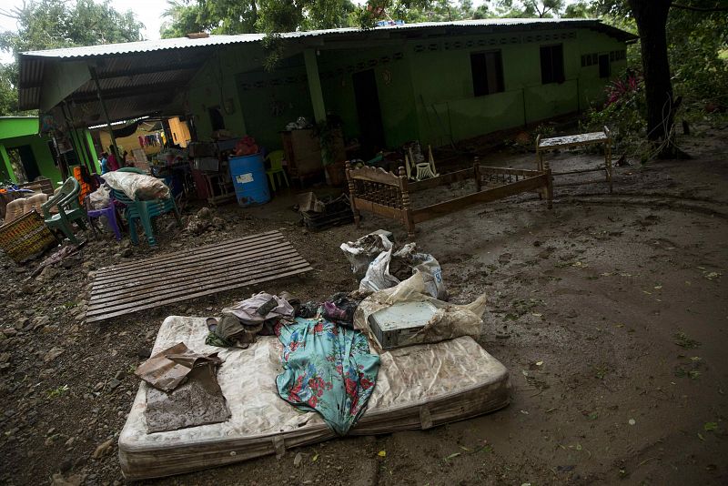 Vista de las pertenencias de una familia dañadas por las lluvias