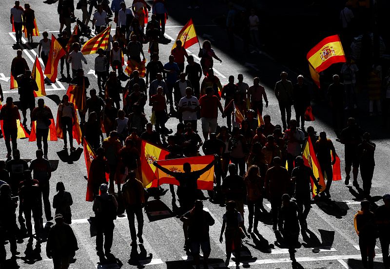 Gente portando banderas de España y de Cataluña acuden a la manifestación en defensa de la unidad de España