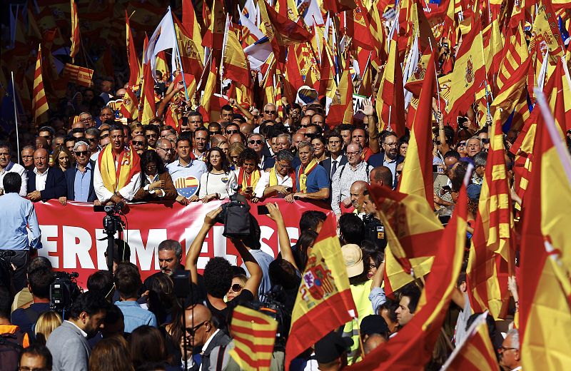 Cabecera de la la manifestación convocada por Societat Civil Catalana en Barcelona en defensa de la unidad de España bajo el lema "¡Basta! Recuperemos la sensatez"