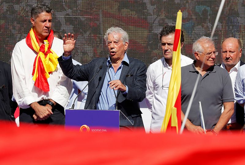 Mario Vargas Llosa se dirige a la multitud tras la marcha en defensa de la unidad de España que ha recorrido Barcelona