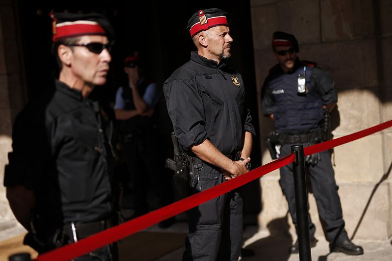 Los Mossos d'Esquadra colocados frente al Parlament