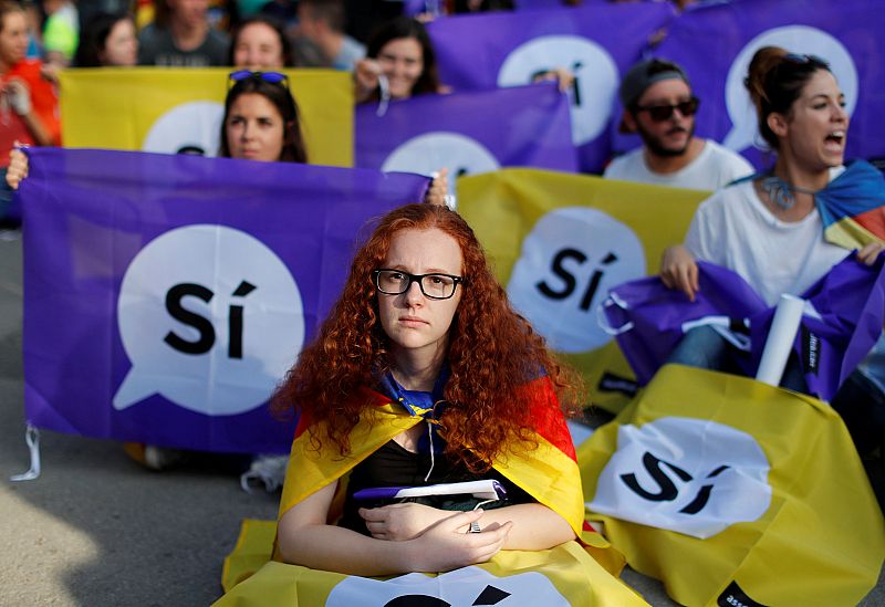Una joven espera a escuchar el discurso de Carles Puigdemont