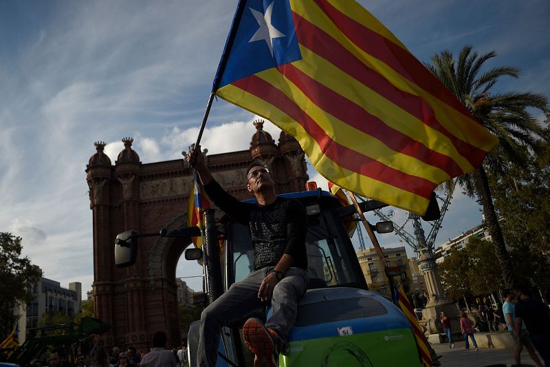 Partidarios de la independencia de Cataluña con tractores en el Arco del Triunfo en Barcelona
