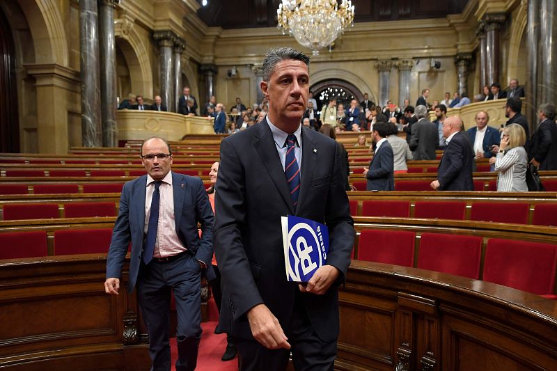 El líder del Partido Popular abandona el hemiciclo cuando anuncian el retraso del discurso de Puigdemont
