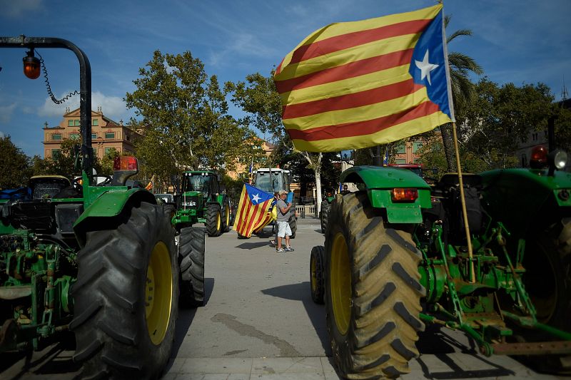Se concentran en Catalu&ntilde;a en apoyo a Puigdemont y la independencia