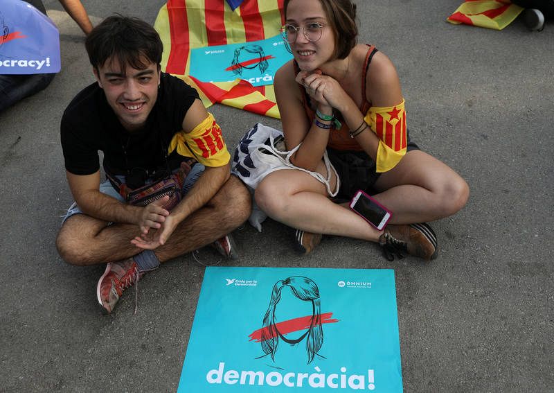 Observan las pantallas colocadas en el exterior para escuchar el discurso