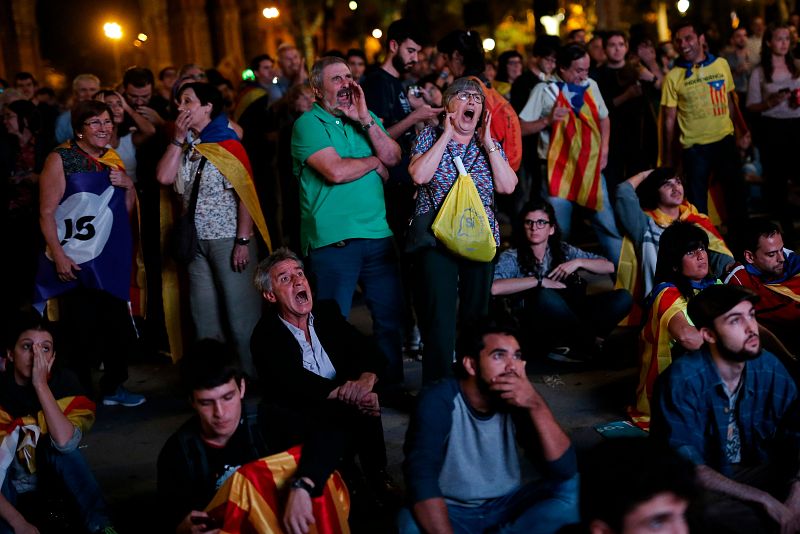 Independentistas durante la concentración covocada en las inmediaciones del Parlament