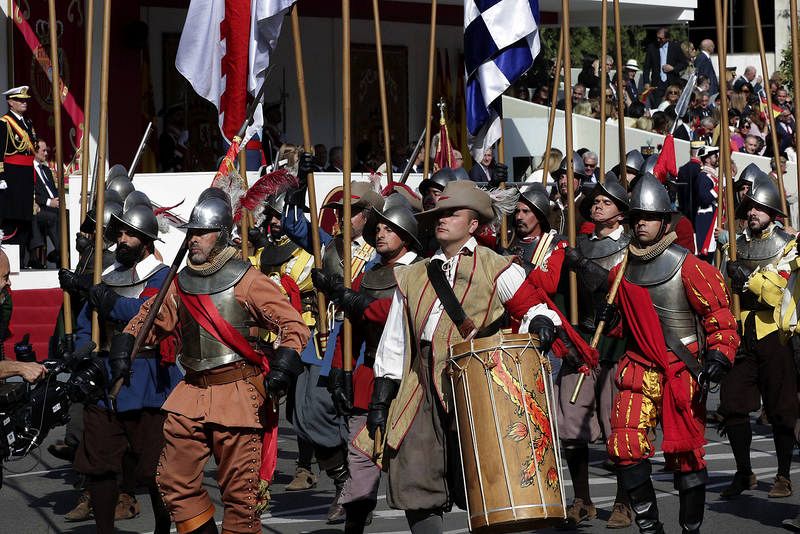 Soldados ataviados de los tercios de Flandes que representan el llamado Camino Español, durante el desfile del 12 de octubre 