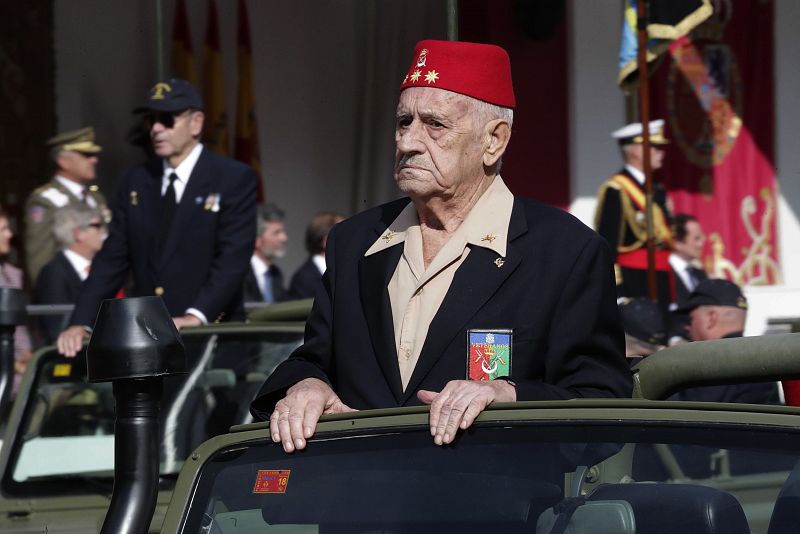 Los Regulares de Melilla un veterano durante el desfile del 12 de octubre