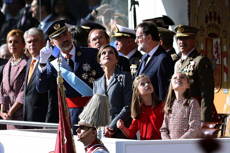 Los reyes y sus hijas presencian el desfile aéreo