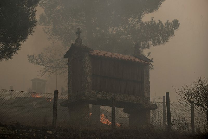 Vista del incendio cercano al pueblo de Pieles (San Cristovo de Cea), en donde ha sido necesario decretar el nivel 2 de alerta por proximidad a las viviendas