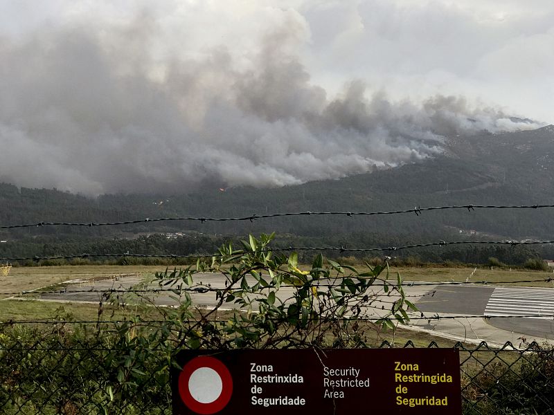 Vista general del incendio en Pazos de Borbén desde el aeropuerto de Vigo