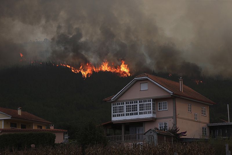 El incendio producido en Pazos de Borbén se encuentra cerca de las casas
