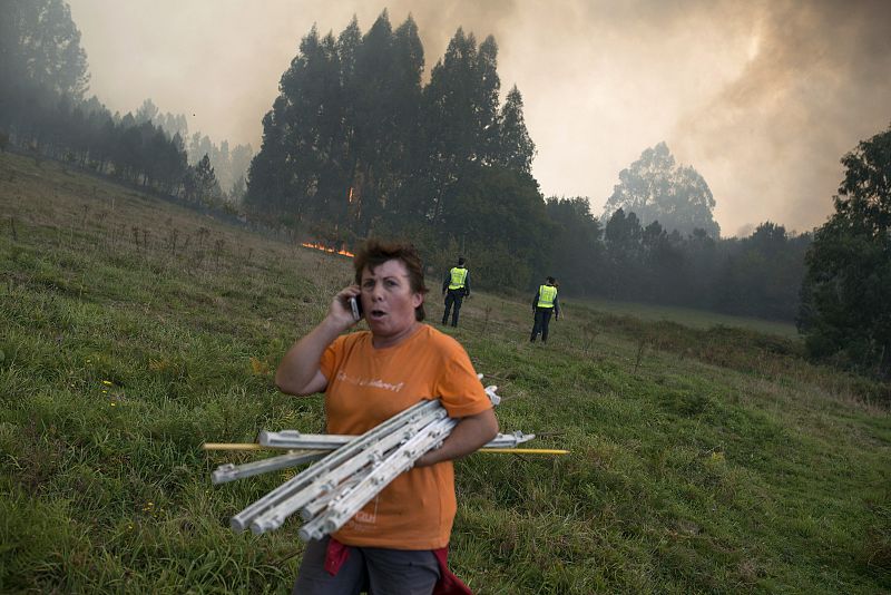 Una vecina del pueblo de Pieles hablando por teléfono
