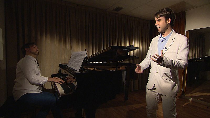 Johann canta acompañado al piano por Ricardo Francia